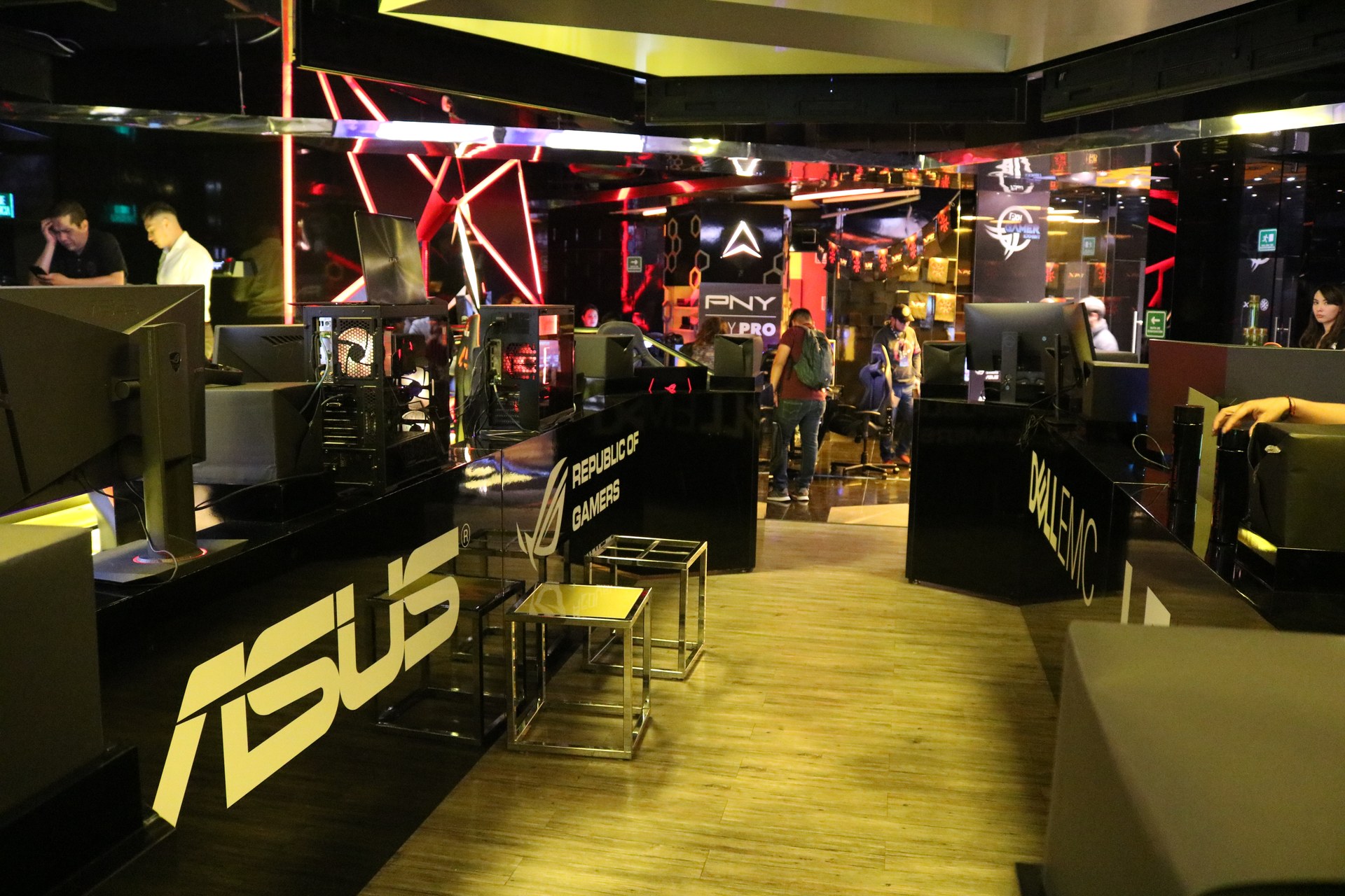 Estaciones de PC y marcas de hardware en Arena